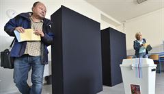 První den voleb do Senátu ve volebním obvodu Praha 10, 7. �íjna.