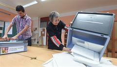 Zaátek sítání hlasovacích lístk v jednom z ostravských volebních obvod.