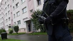 Nmecká policie hlídkuje ped sídlitm v Chemnitz