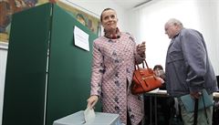 Alena Vitásková přišla v pátek volit krátce po otevření místností. | na serveru Lidovky.cz | aktuální zprávy