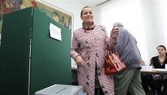 Alena Vitásková pila v pátek volit krátce po otevení místností.