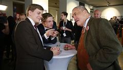 Karel Schwarzenberg sleduje sítání hlas krajských a senátních voleb