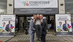 Dana Drábová, Petr Gazdík a Vít Rakuan ped volebním tábem Starostové a...