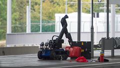 Policejní robot prozkoumává zavazadla zadrených
