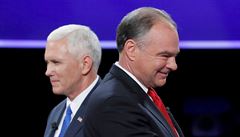 Amerití kandidáti na viceprezidenta, zleva republikán Mike Pence a demokrat...