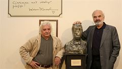 Ladislav Smoljak a Zdenk Svrák s bustou Járy Cimrmana
