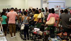 Jamajané nakupují zásoby, aby pekali hurikán Matthew.