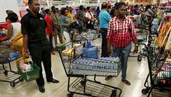 Jamajané nakupují zásoby, aby pekali hurikán Matthew.