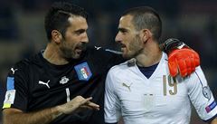 Italský gólman Gianluigi Buffon mluví ke svému spoluhrái Leonardu Bonuccimu.