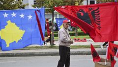 Prodava nabízí vlajky Kosova a Albánie ped kvalifikaním zápasem o postup na...