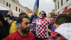 Kosovtí a chorvattí fanouci zpívají spolen ped zápasem svých tým v...