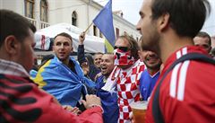 Kosovtí a chorvattí fanouci zpívají spolen ped zápasem svých tým v...
