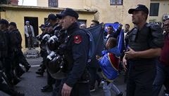 Kosovské fotbalové fanouky odvádí policie.