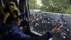 Kosovský fanouek ukazuje z autobusu gesto míru na albánské policisty.