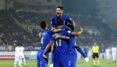 Chorvaté oslavují tetí gól do sít Kosova v kvalifikaci na MS.