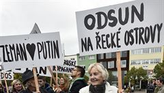 Zleva: Nejedlý a Myná na souboji na Euru.