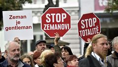 Zln prezidenta uvtal tichm protestem a transparenty 30 ppad Miloe Zemana