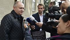 Jihomoravský hejtman Michal Haek (SSD) hovoí s novinái ped budovou koly v...