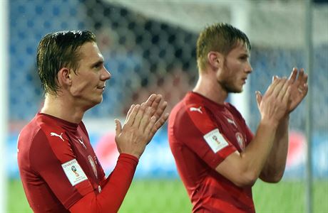 Boek Dokal a Jakub Brabec dkují fanoukm po remíze 0:0 s Ázerbájdánem.