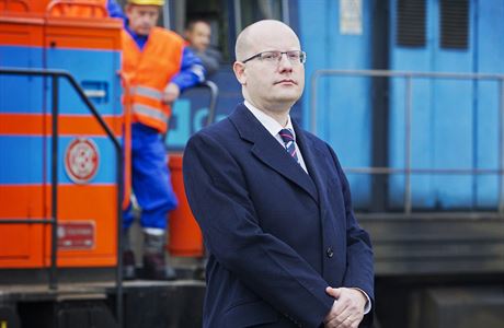 Premiér Bohuslav Sobotka pi odplombování cisterny.