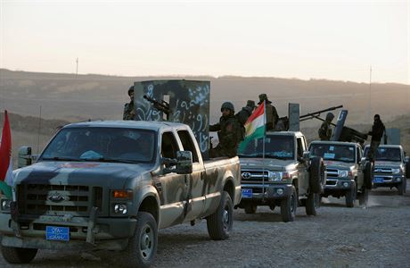 Kurdst vojci bhem ofenzivy za znovuzskn msta Mosul.