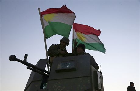 Kurdtí bojovníci pi obsazování msta Mosul.