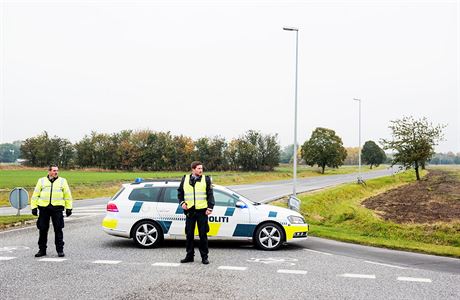 Policie blokuje pjezdovou silnici k letiti u Roskilde, pot, co obdreli...