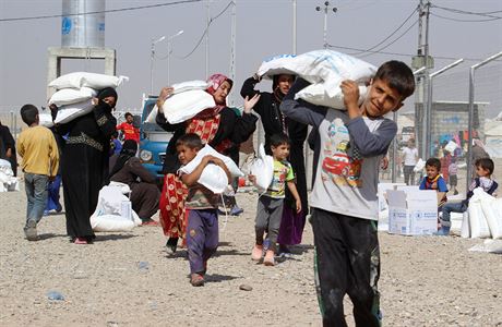 Uprchlci z vlen zny msta Mosul. V tboe jsou eny i dti. OSN odhaduje,...