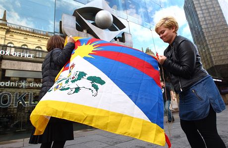 Mikulá Bek vyzval na svém Twitter útu k vyvení tibetské vlajky.
