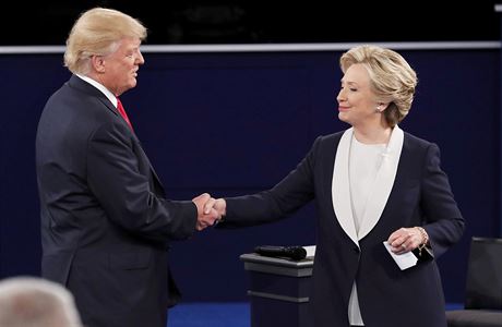 Donald Trump si podává ruce s Hillary Clintonovou. Druhá pedvolební debata je...