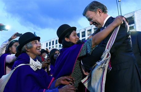 Kolumbijský prezident Juan Manuel Santos dostává run vyrobenou erpou od...