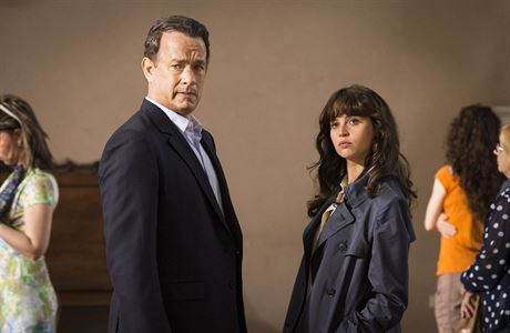 Tom Hanks a Felicity Jones ve filmu Inferno.