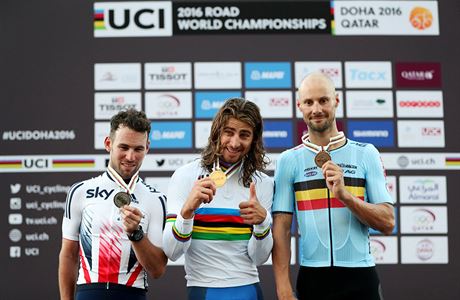 Peter Sagan Uprosted) s Markem Cavendishem (vlevo) a Tomem Boonenem na...