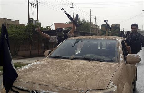 Dihádisté ze sít ISIL oslavují dobytí Mosulu. Z auta, které ukoistili...