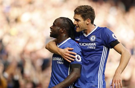 Victor Moses a Marco Alonso slav tet gl Chelsea do st Leicesteru.