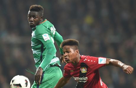 Gambijský fotbalista Ousman Manneh (v zeleném) v zápase s Leverkusenem.