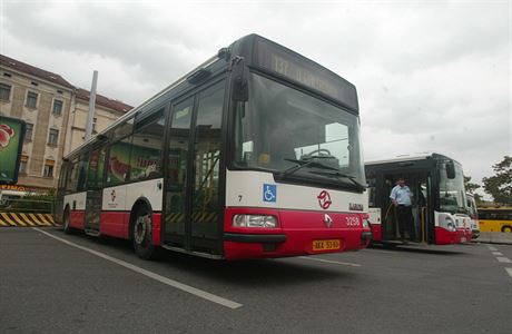 Autobus v Praze Na Kníecí.