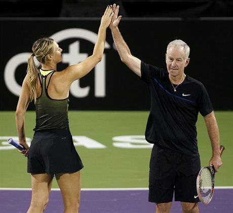 John McEnroe si plácá s Mariou arapovovou. Serenu Williamsovou naopak urazil.