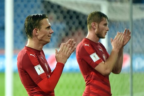 Boek Dokal a Jakub Brabec dkují fanoukm po remíze 0:0 s Ázerbájdánem.