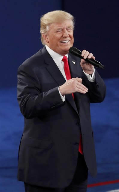 Republikánský kandidát Donald J. Trump bhem druhé prezidentské debaty v St....