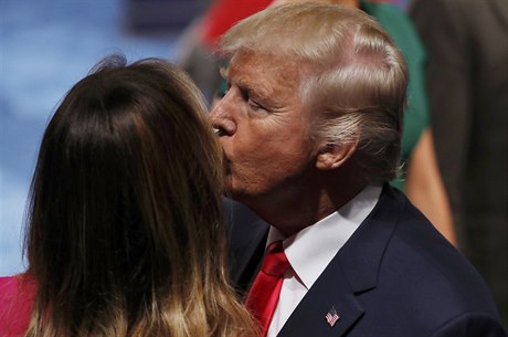 Donald Trump líbá svoji enu Melanii Trumpovou po skonení druhé prezidentské...