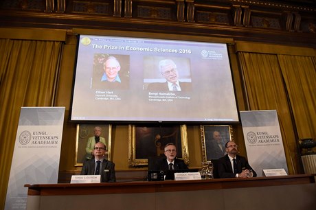 Oliver Hart a Bengt Holström - letoní dritelé Nobelovy ceny za ekonomii