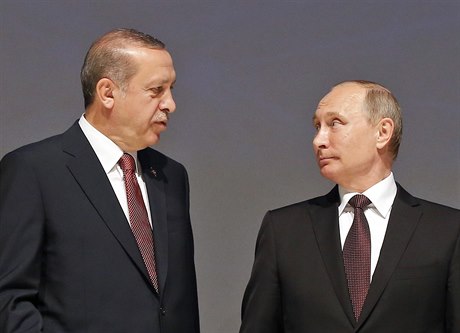 Turecký prezident Recep Tayyip Erdogan (vlevo) spolen s Vladimirem Putinem...
