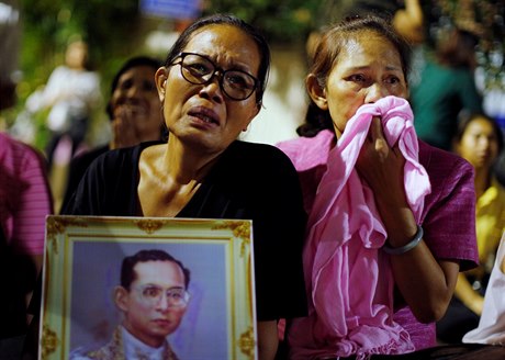 Thajci oplakávají mrtvého krále