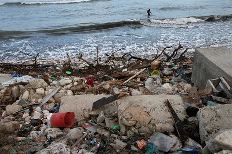 Trosky a odpadky na pláži (ilustrační foto)