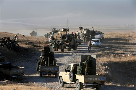 Kurdtí vojáci pi ofenziv za znovuzískání msta Mosul z rukou IS