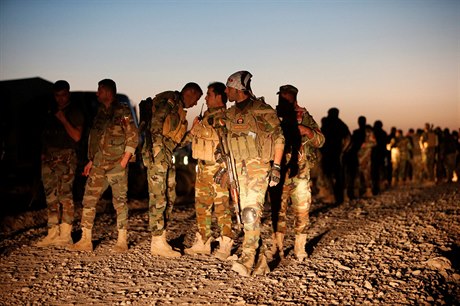 Kurdtí vojáci v pedveer ofenzivy za znovuzískání msta Mosul z rukou IS