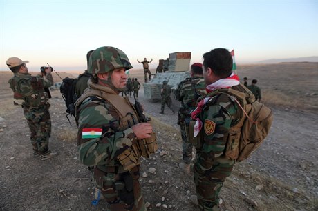 Kurdtí vojáci ped vypuknutím ofenzivy za znovuzískání msta Mosul z rukou IS