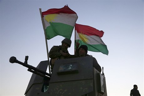 Kurdtí bojovníci pi obsazování msta Mosul.