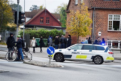 Policie blokuje vjezd do obchodního centra v Roskilde.